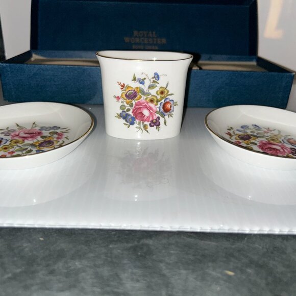 Royal Worcester Bone China Floral Vanity Set, NIB, Vintage - Picture 2 of 6